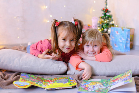 有趣的小女孩朋友读孩子们明亮的书图片