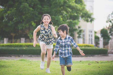 可爱的亚洲孩子们一起在公园户外奔跑图片
