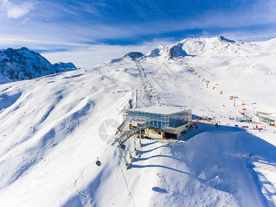 阿尔卑斯山的滑雪度假胜地图片