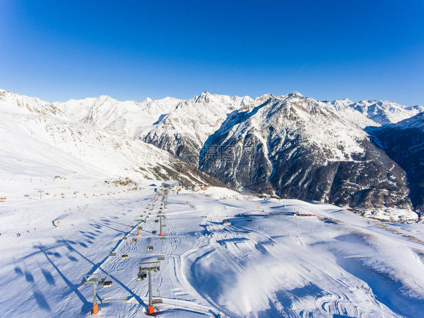 奥地利蒂罗尔州奥茨塔尔阿卑斯山索尔登高山滑雪胜地的滑雪图片