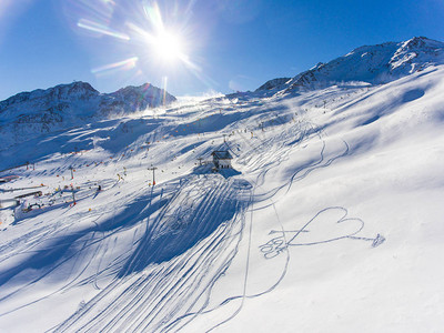 爱滑雪阿尔卑斯山滑雪坡的空中图像图片