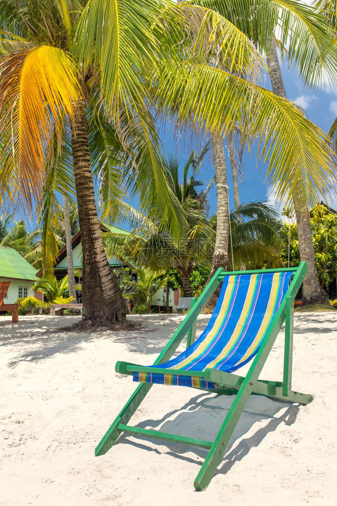 在热带海滩的沙滩椅图片