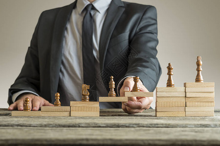 职业管理的概念形象与商人形成从棋子发展为国王的棋子图片