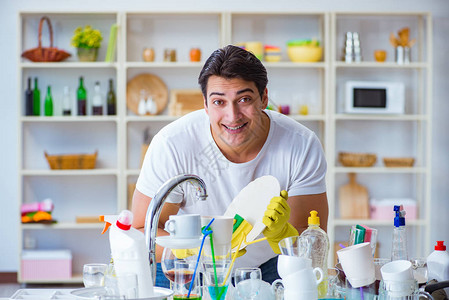 在家享受洗碗家务的男人图片