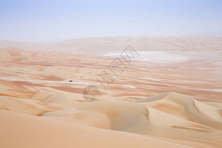 阿拉伯联合酋长国利瓦沙漠和蓝天空沙丘的惊人图片
