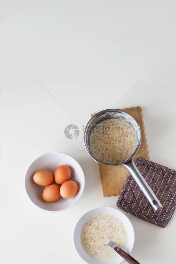早餐有燕麦和鸡蛋白桌图片