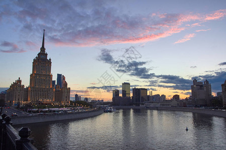 Moskva河有彩云和游艇交通图片