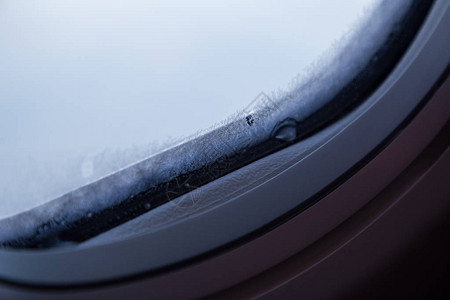 飞机上冻结的窗户玻璃的特写镜头图片