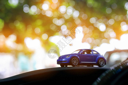 小蓝色车辆汽车玩具驾驶旅行公路旅行图像概念在散景绿色自然与美丽的图片