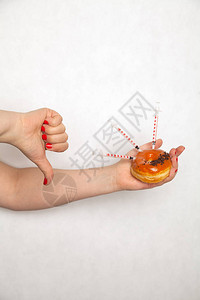 女医生使用糖尿病注射器注射甜圈对女图片