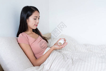 女人在床上吃药图片