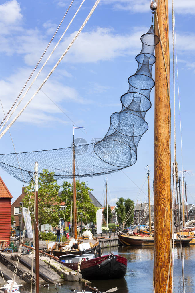 荷兰斯帕肯堡港的带鱼锅的木桅杆图片