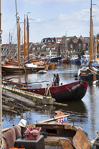 荷兰Spakenburg村港口的传统船图片