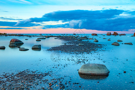 沿海岸和小半岛带石头的明图片
