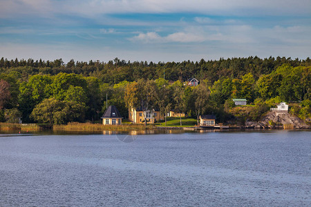 观赏瑞典斯德哥尔摩群岛的一个岛上的小木屋夏季日图片