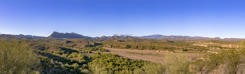 空的河床的亚利桑那荒野全景在亚利桑那州的路上图片