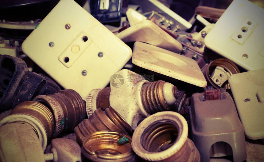 许多古董电开关电器开关在跳蚤市场出售的电源图片
