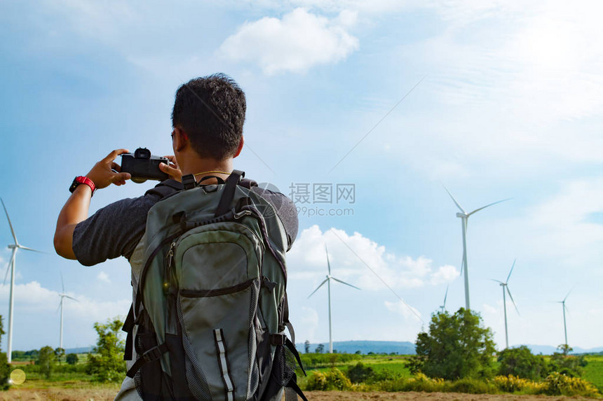 一名背包的亚洲男子在风力涡图片