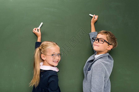 学生在黑板上写图片