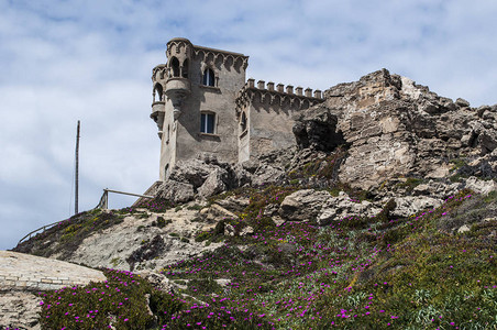 位于一座小山丘上的一座16世纪城堡的风格图片
