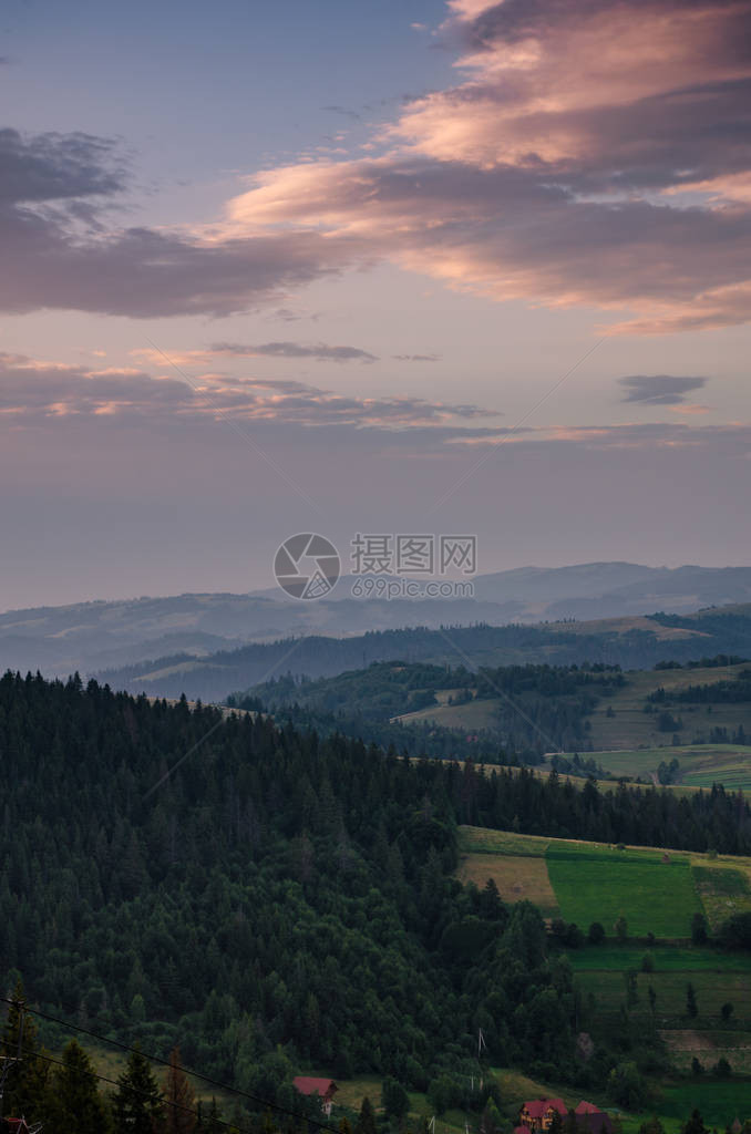 乌克兰喀尔巴阡山脉的背景在皮粒落日图片