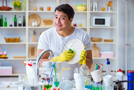 在家享受洗碗家务的男人图片