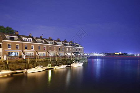 北波士顿港湾滨水边房地产的画面在蓝色时段拍摄了一图片