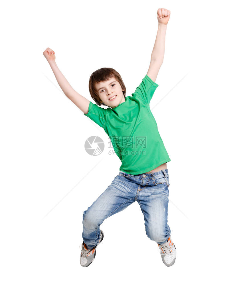 在孤立的白色背景上跳跃快乐的男孩休闲的孩子在工作室用举手弹跳积极的生活和快图片