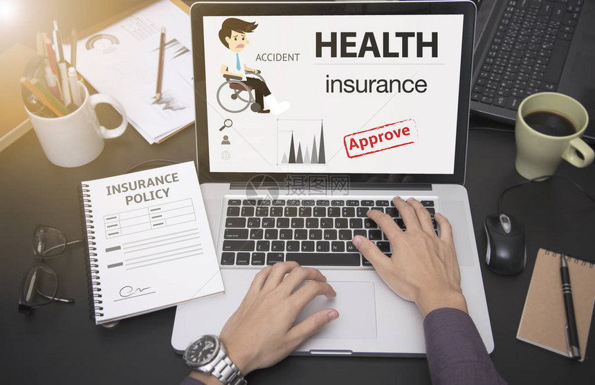 使用计算机和有保护健康保险单页的进行商业务概念事故预防覆盖单图片