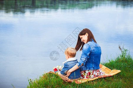 母亲在河边她的小儿子图片