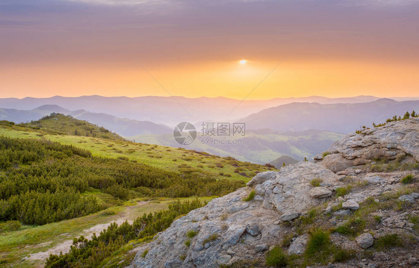 日出时清晨的山地景色美丽的图片