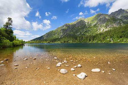 被山峰和峡谷环绕的风景如画的湖泊景观图片