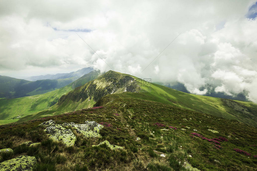 有云的山风景图片