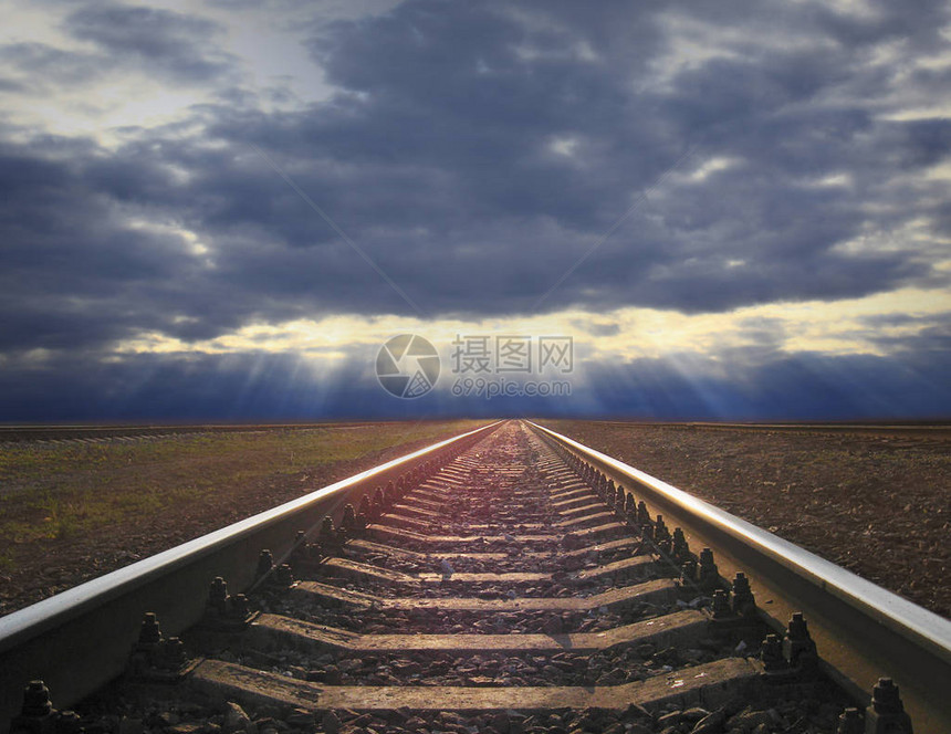 铁轨进入阴暗的距离铁路从黑暗图片