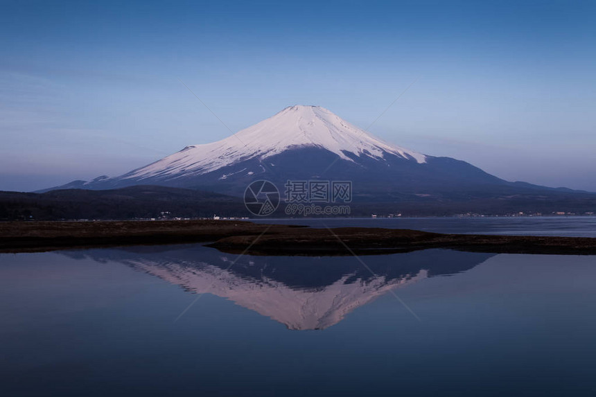 日本亚马纳西省藤山和中湖冬图片