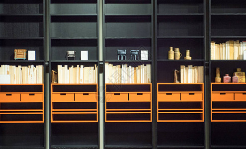 当代现代橙色和黑色书柜有图片