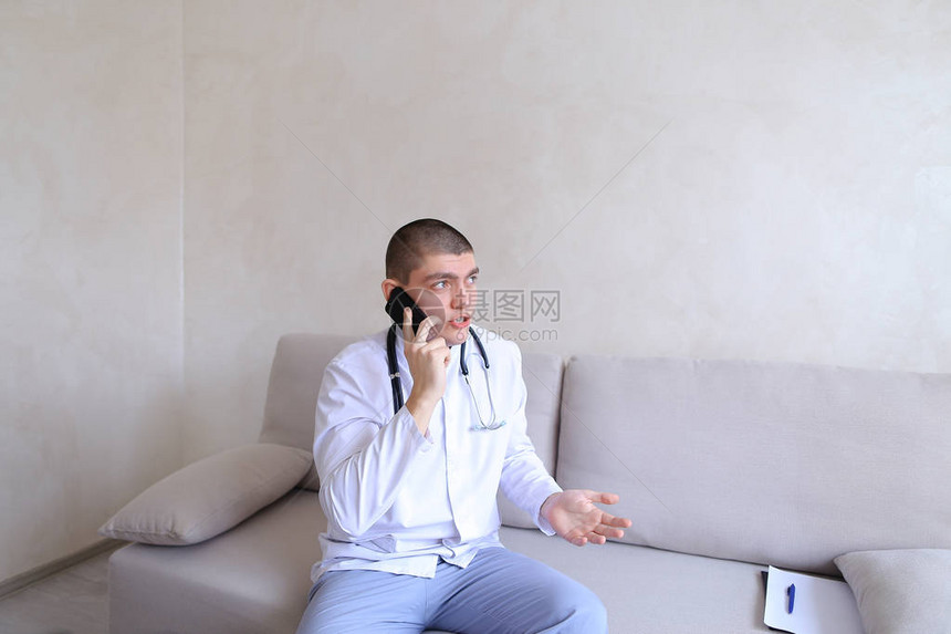 倾听和与病人或客户沟通的好医生图片