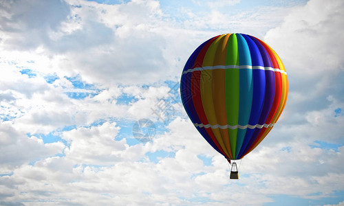 在蓝天的五颜六色的热气球混合媒体图片