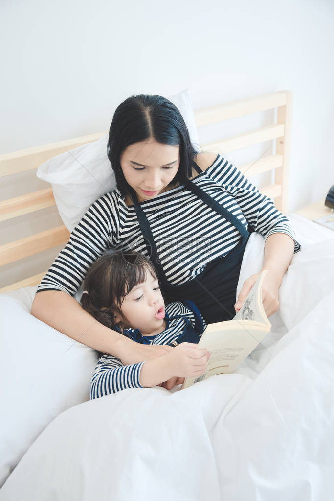 快乐的爱家年轻的亚洲母亲教女儿在假期读睡前故事书家庭儿童和快乐人概图片