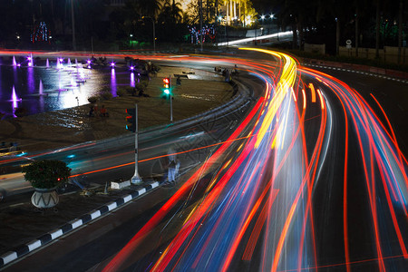 夜间在街上交通车辆的灯光路迹长图片