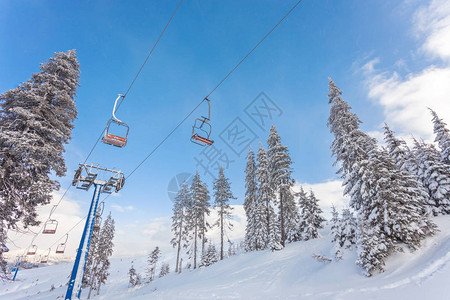 滑雪缆车上的滑雪者图片