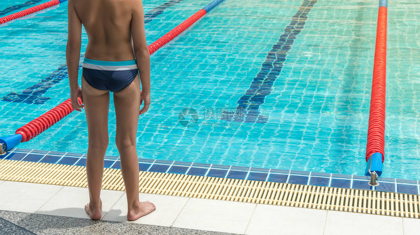 可爱的小男孩学生准备游泳锻炼健康图片