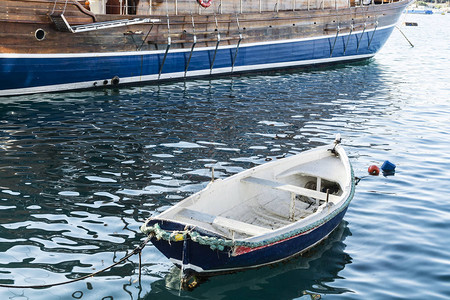 游艇停靠在马耳他港一艘破旧的老船图片