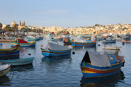 传统多彩渔船Luzzu停靠在马耳他MarsaxlokMarssca图片