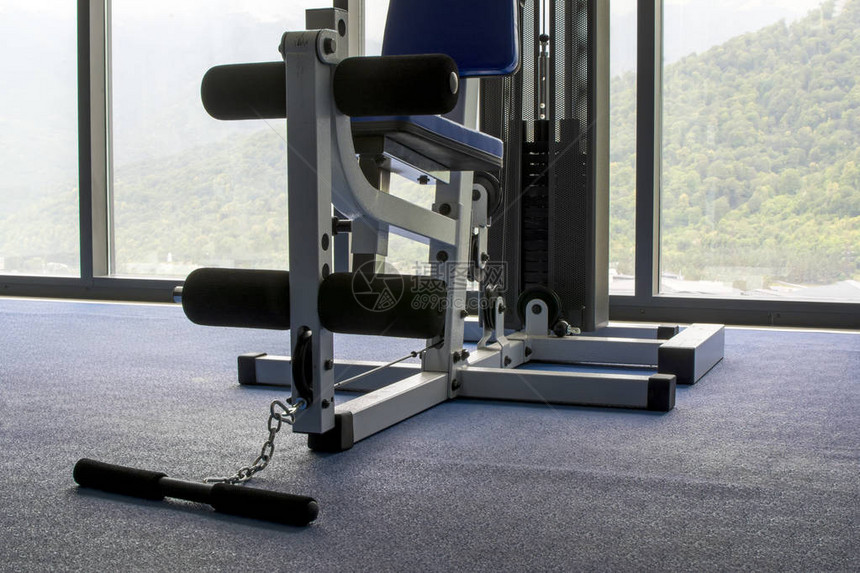 健身房的运动器材在窗口中看到的山背景上带运动器材图片