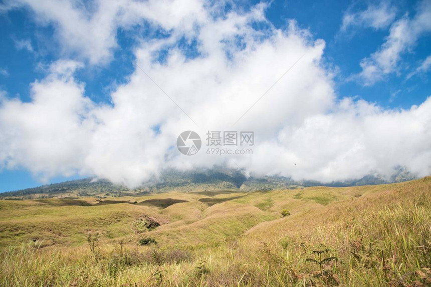 山和大草原领域与云彩和蓝天印度尼西亚龙图片