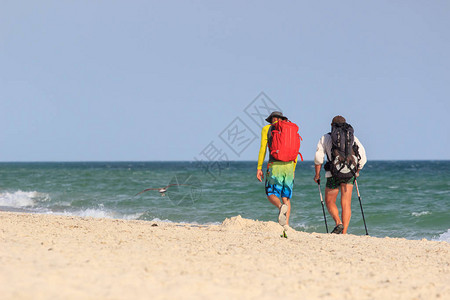 游客沿着海边步行闲暇图片