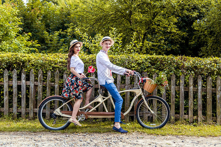 年轻夫妇在公园里骑自行车串联图片