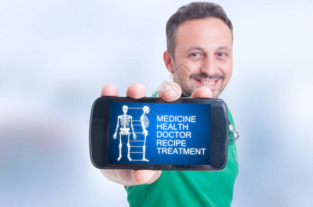 微笑的医生拿着带医疗接口的手机图片