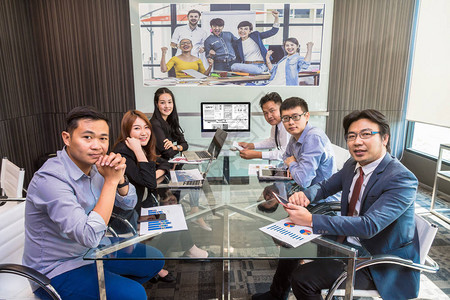 在现代会议室举行电视会议企业人员会议概念的亚洲裔商业团队小组5月1图片